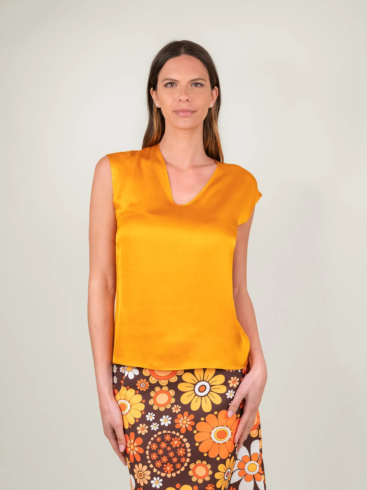 BLUSA CON SCOLLO A V E MANICA CORTA IN RASO ARANCIO