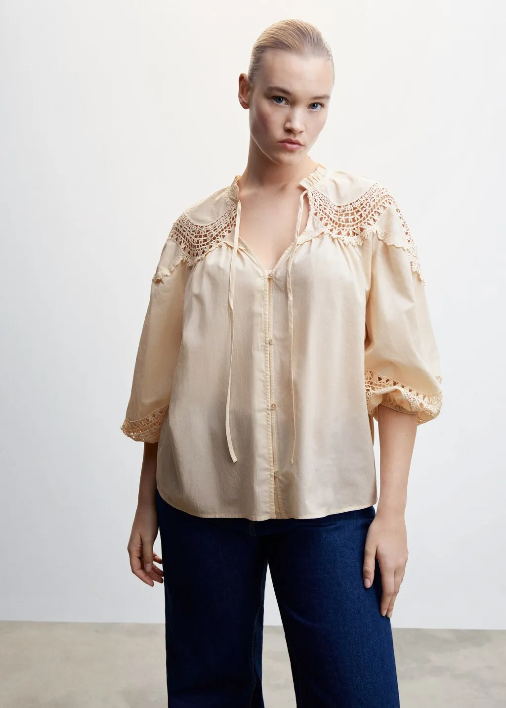 Blusa ricamata laccio